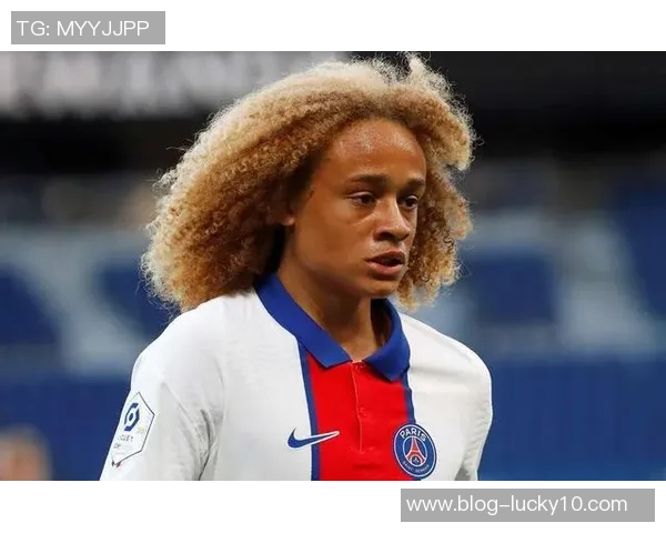 哈维西蒙斯：从青年才俊到足坛新星的成长之路与未来展望